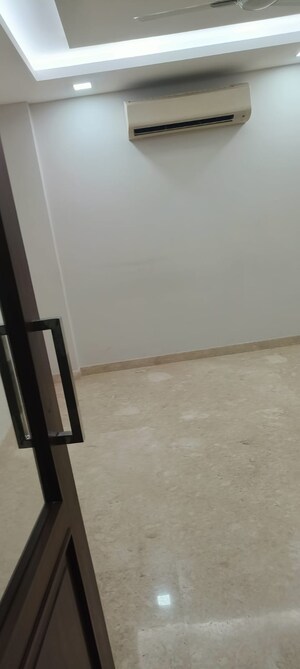 Room in 3 BHK Builder Floor at Defence Colony – for Rent