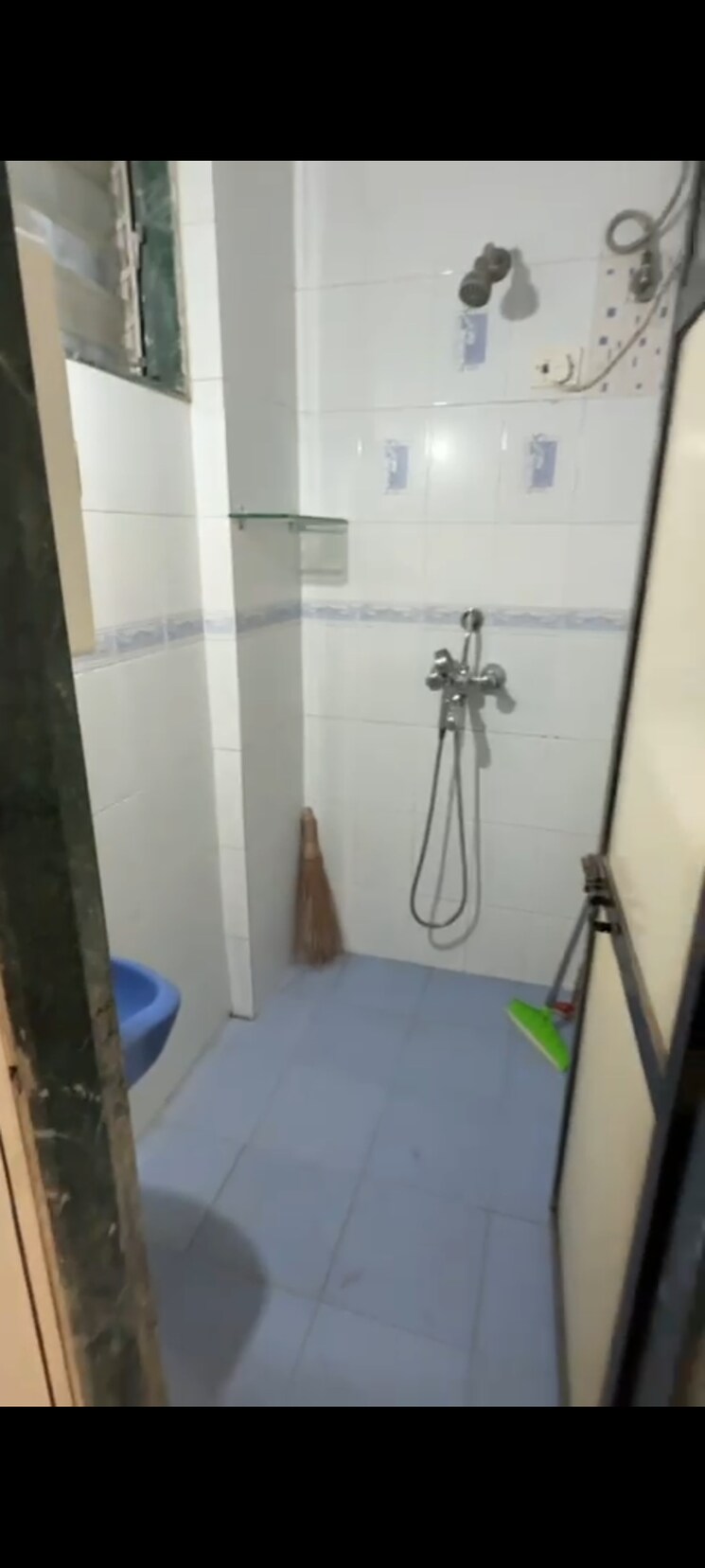 Bathroom, tilak-nagar-building 1 Bedroom 450 Sq.Ft. Apartment In Tilak Nagar Mumbai 9520873