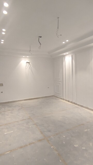 Room in 3 BHK Builder Floor at DLF Super Mart 2, Sector 43 – for Sale