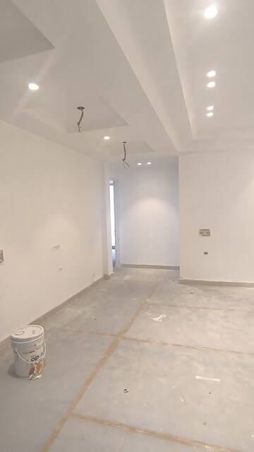 Room in 3 BHK Builder Floor at DLF Super Mart 2, Sector 43 – for Sale