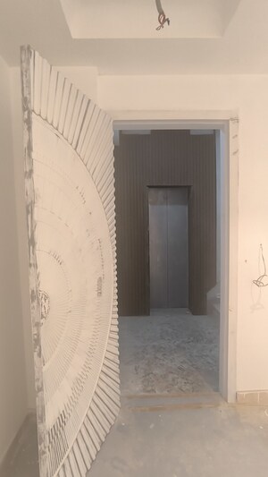 Building Lobby in 3 BHK Builder Floor at DLF Super Mart 2, Sector 43 – for Sale