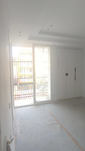 Room in 3 BHK Builder Floor at DLF Super Mart 2, Sector 43 – for Sale