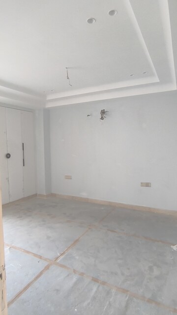 Room in 3 BHK Builder Floor at DLF Super Mart 2, Sector 43 – for Sale