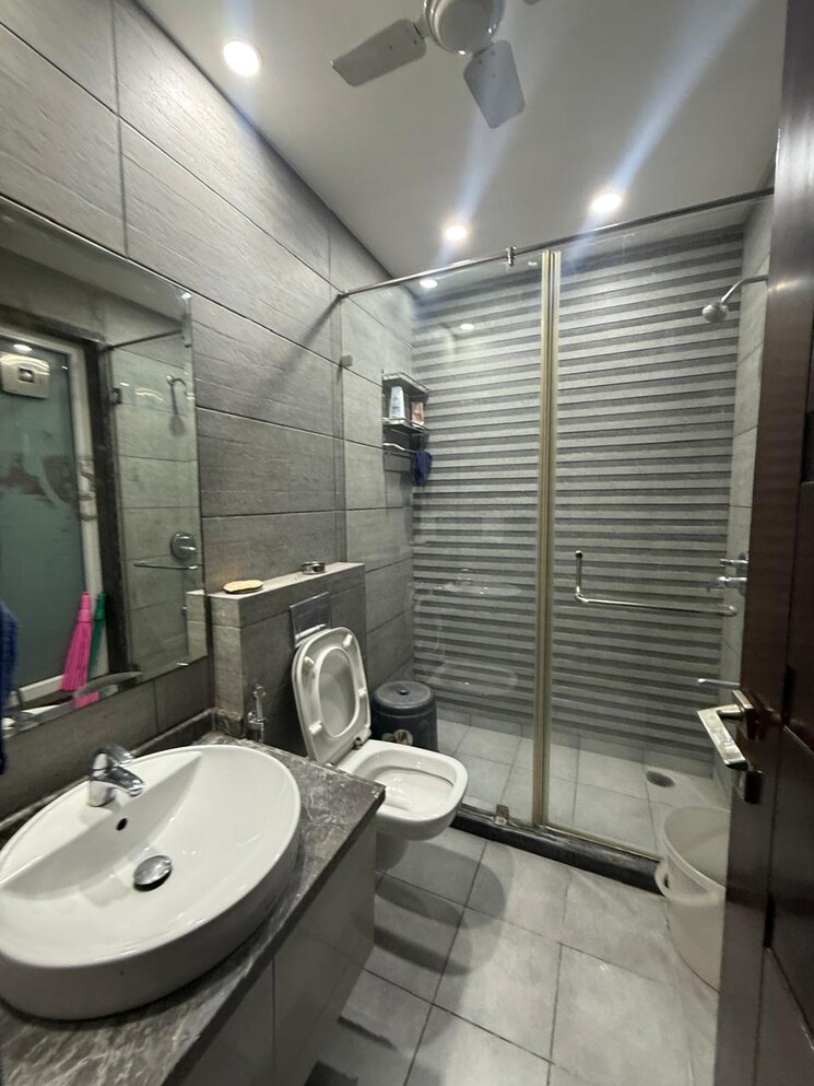 Attached Bathroom, chittaranjan park 3 Bedroom 1350 Sq.Ft. Builder Floor In Chittaranjan Park Delhi 9520881