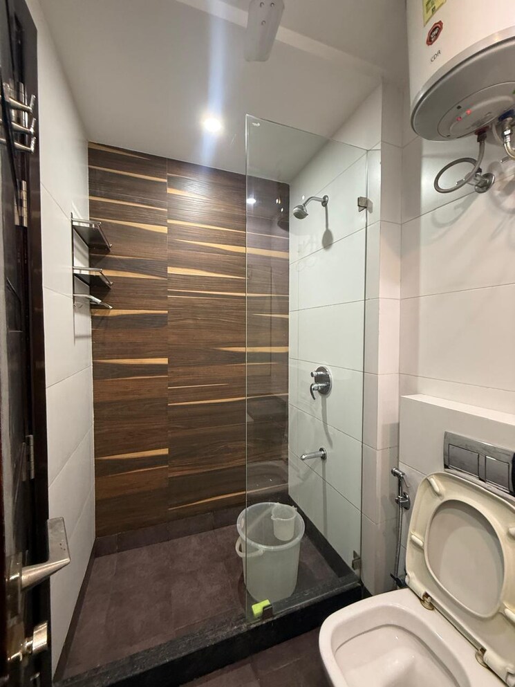 Bathroom, chittaranjan park 3 Bedroom 1350 Sq.Ft. Builder Floor In Chittaranjan Park Delhi 9520881