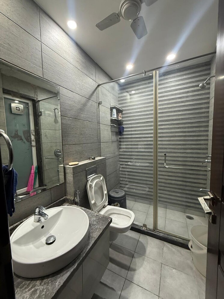Bathroom, chittaranjan park 3 Bedroom 1350 Sq.Ft. Builder Floor In Chittaranjan Park Delhi 9520881