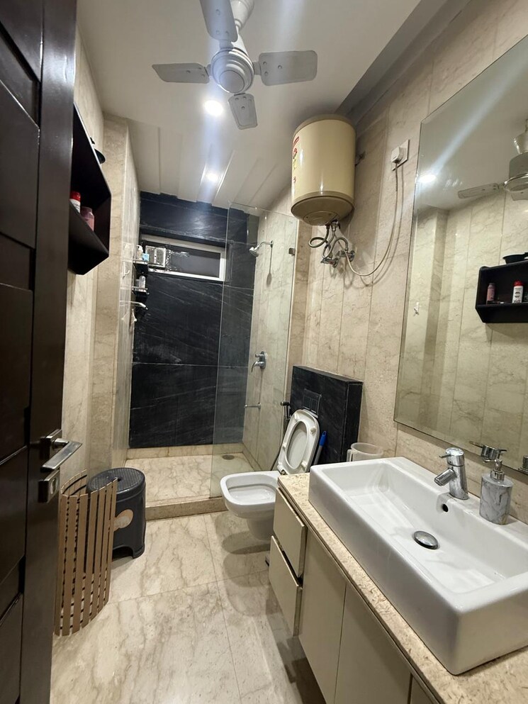 Bathroom, chittaranjan park 3 Bedroom 1350 Sq.Ft. Builder Floor In Chittaranjan Park Delhi 9520881