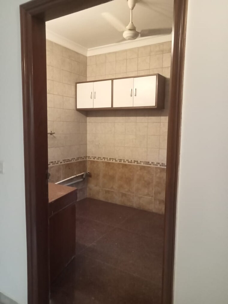 Bathroom, greater kailash ii 4 Bedroom 2200 Sq.Ft. Builder Floor In Greater Kailash ii Delhi 9520892
