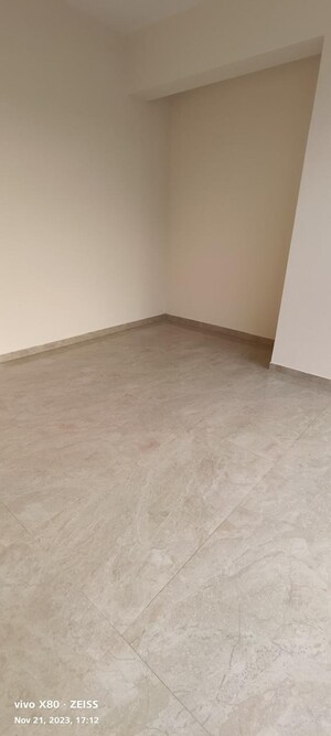 Room in 2.5 BHK Apartment at Hiranandani Cardinal, Ghodbunder Road – for Sale