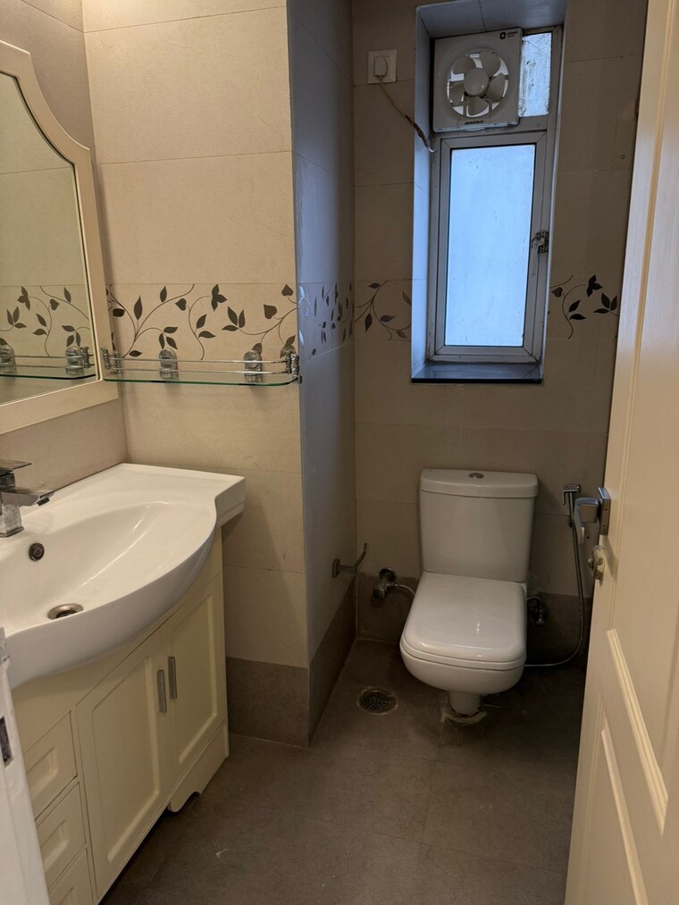 Bathroom, unitech-uniworld-city 3.5 Bedroom 2360 Sq.Ft. Apartment In Sector 30 Gurgaon 9520914