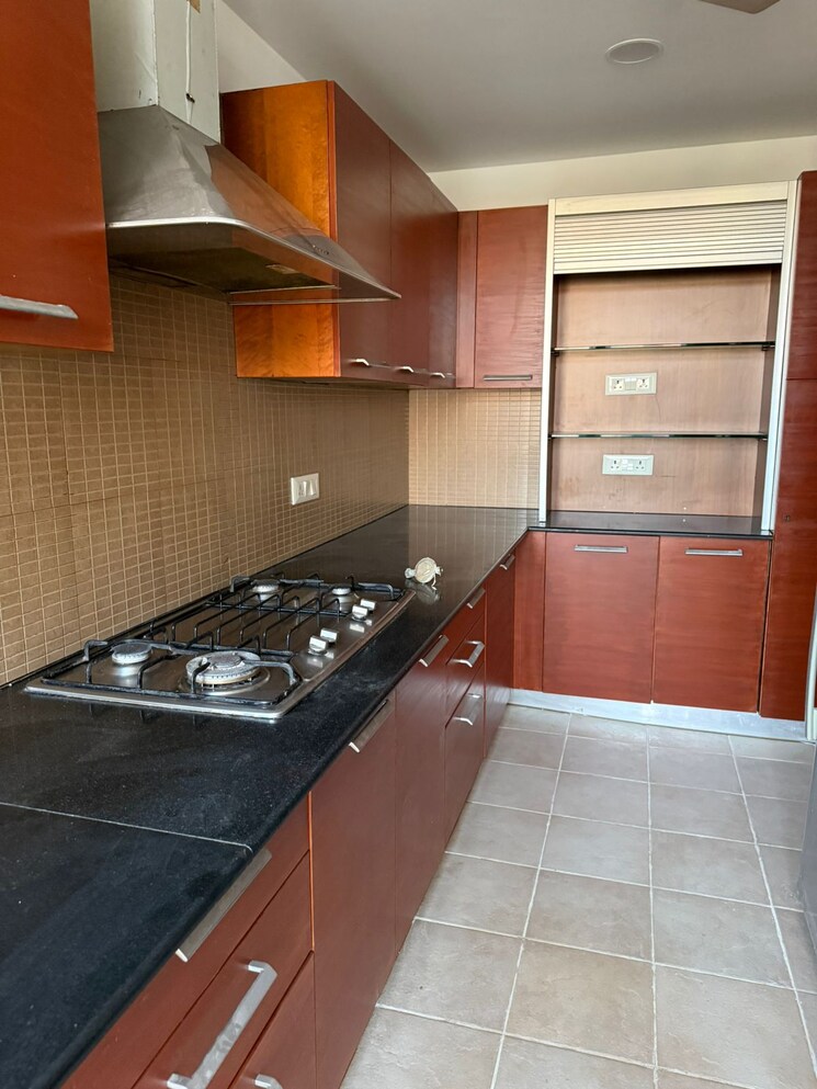Kitchen, unitech-uniworld-city 3.5 Bedroom 2360 Sq.Ft. Apartment In Sector 30 Gurgaon 9520914