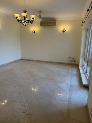 Room in 3.5 BHK Apartment at Unitech Uniworld City, Sector 30 – for Rent