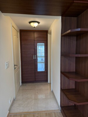 Room in 3.5 BHK Apartment at Unitech Uniworld City, Sector 30 – for Rent