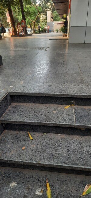  Showroom For Rent in Bandra West