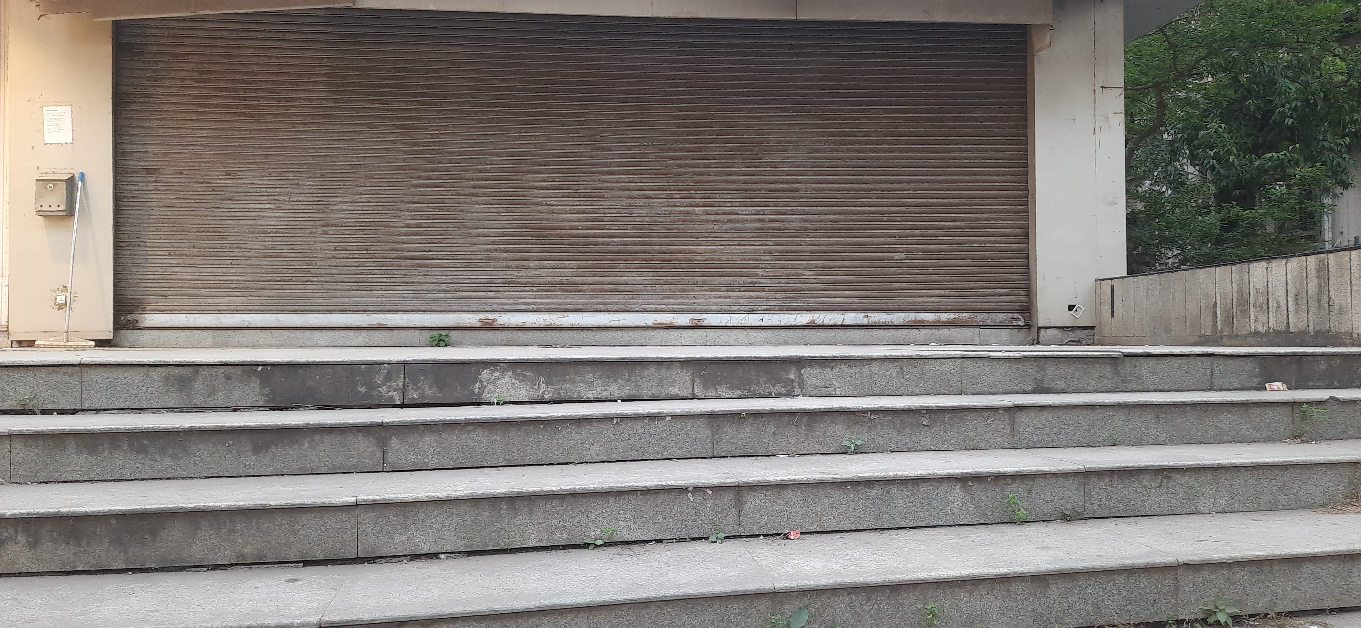 Showroom For Rent in Off Linking Road