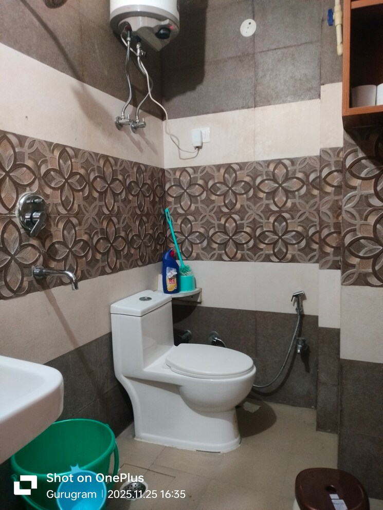 Attached Bathroom, sector 14 2 Bedroom 1300 Sq.Ft. Builder Floor In Sector 14 Gurgaon 9521043