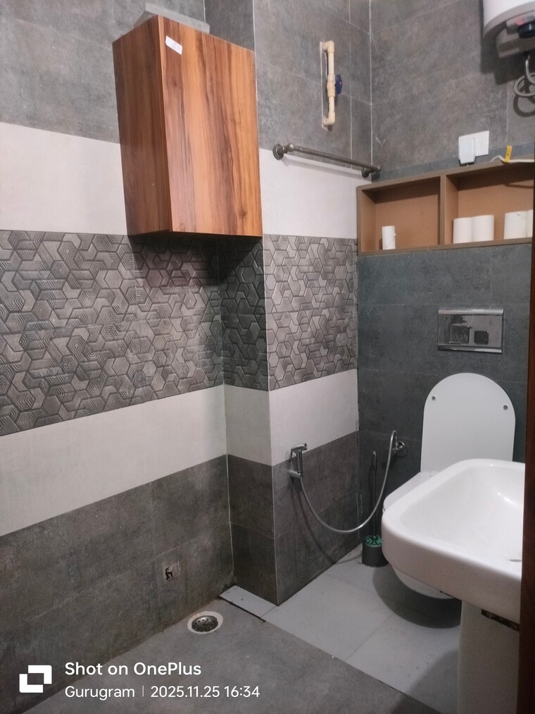 Attached Bathroom, sector 14 2 Bedroom 1300 Sq.Ft. Builder Floor In Sector 14 Gurgaon 9521043