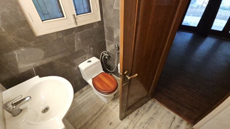 Bathroom, shanti niketan 4 Bedroom 3500 Sq.Ft. Builder Floor In Shanti Niketan Delhi 9521161