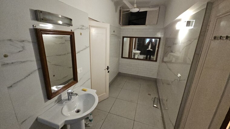 Bathroom, shanti niketan 4 Bedroom 3500 Sq.Ft. Builder Floor In Shanti Niketan Delhi 9521161