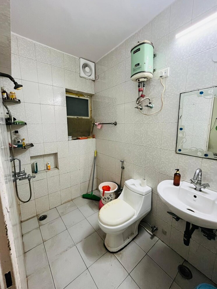 Attached Bathroom, sarita-vihar-pocket-j-rwa 3 Bedroom 1800 Sq.Ft. Apartment In Sarita Vihar Delhi 9521510