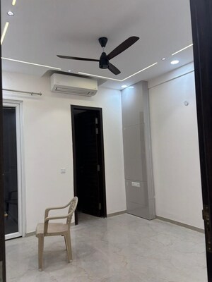 Building Lobby in 3 BHK Apartment at Smart World Orchard, Sector 61 – for Rent