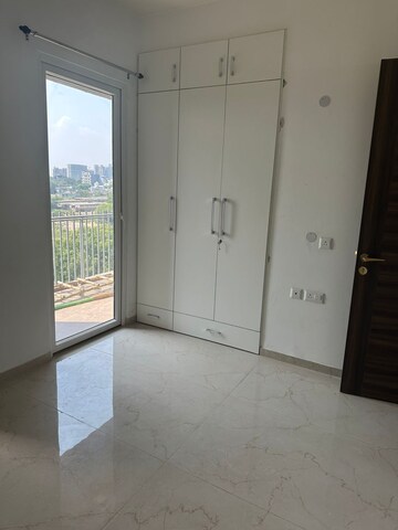 Room in 3 BHK Apartment at Smart World Orchard, Sector 61 – for Rent
