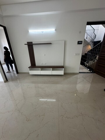 Room in 3 BHK Apartment at Smart World Orchard, Sector 61 – for Rent