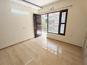 Room in 3 BHK Builder Floor at Sushant Lok I – for Rent
