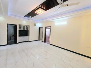 Room in 3 BHK Builder Floor at Sushant Lok I – for Rent