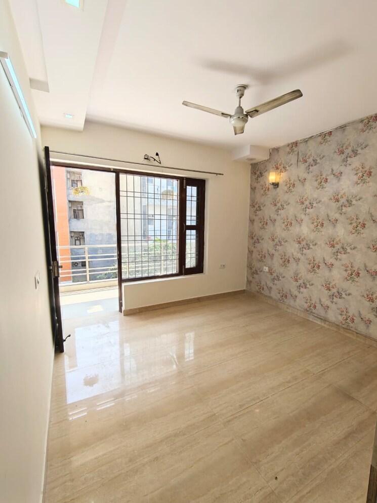 Room, sushant lok i 3 Bedroom 250 Sq.Yd. Builder Floor In Sushant Lok I Gurgaon 9521421