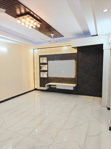 Room in 3 BHK Builder Floor at Sushant Lok I – for Rent