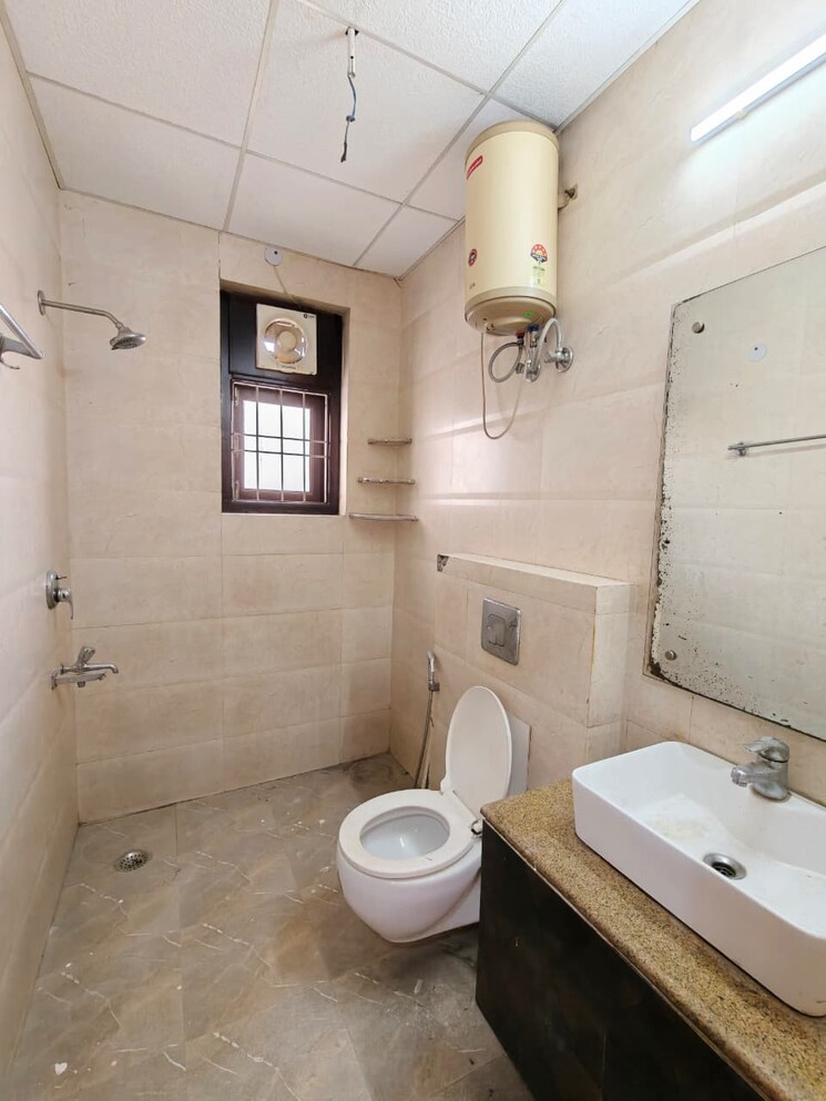 Bathroom, sushant lok i 3 Bedroom 250 Sq.Yd. Builder Floor In Sushant Lok I Gurgaon 9521421