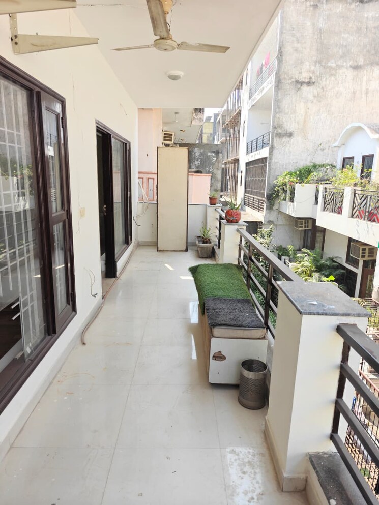 Balcony, sushant lok i 3 Bedroom 250 Sq.Yd. Builder Floor In Sushant Lok I Gurgaon 9521421