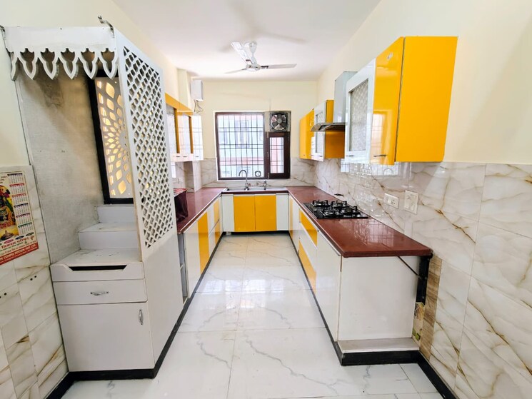 Kitchen, sushant lok i 3 Bedroom 250 Sq.Yd. Builder Floor In Sushant Lok I Gurgaon 9521421