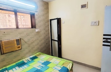 Bedroom in 3 BHK Apartment at Malad East – for Rent