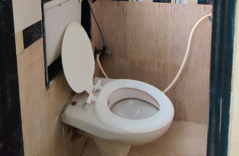Bathroom, malad east 3 Bedroom 700 Sq.Ft. Apartment In Malad East Mumbai 9521435