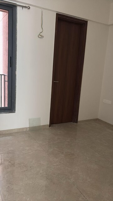 Room in 4 BHK Apartment at Science City – for Rent