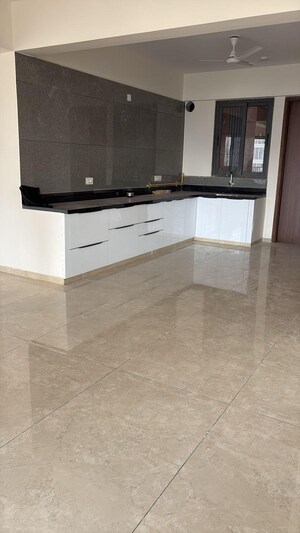 Room in 4 BHK Apartment at Science City – for Rent