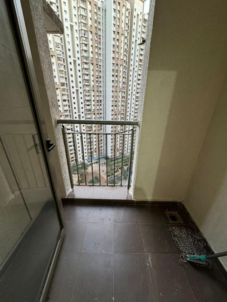Balcony, everest-country-side 2 Bedroom 600 Sq.Ft. Apartment In Kasarvadavali Thane 9521542