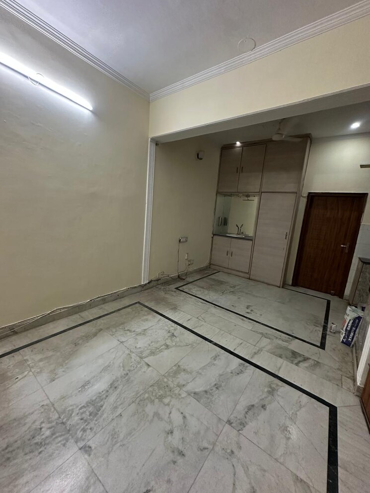 Room, sector 46 1 Bedroom 180 Sq.Yd. Builder Floor In Sector 46 Gurgaon 9521558