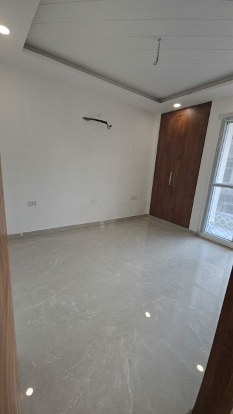 Room, green fields colony 4 Bedroom 450 Sq.Yd. Builder Floor In Green Fields Colony Faridabad 9521647