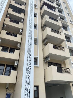 Staircase in 4 BHK Apartment at Eros Kenwood Tower, Sector 39 – for Rent