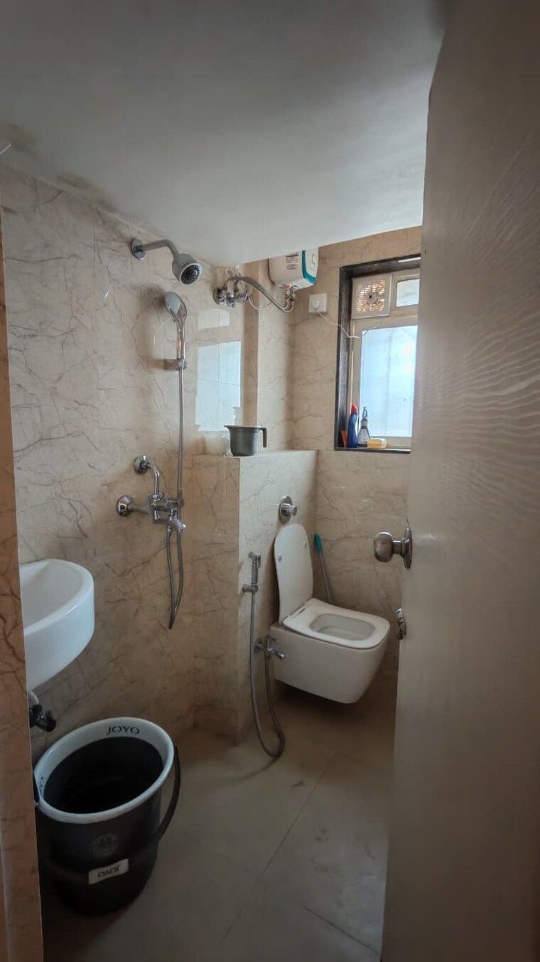 Bathroom, jyoti-complex 1 Bedroom 520 Sq.Ft. Apartment In Goregaon East Mumbai 9521744