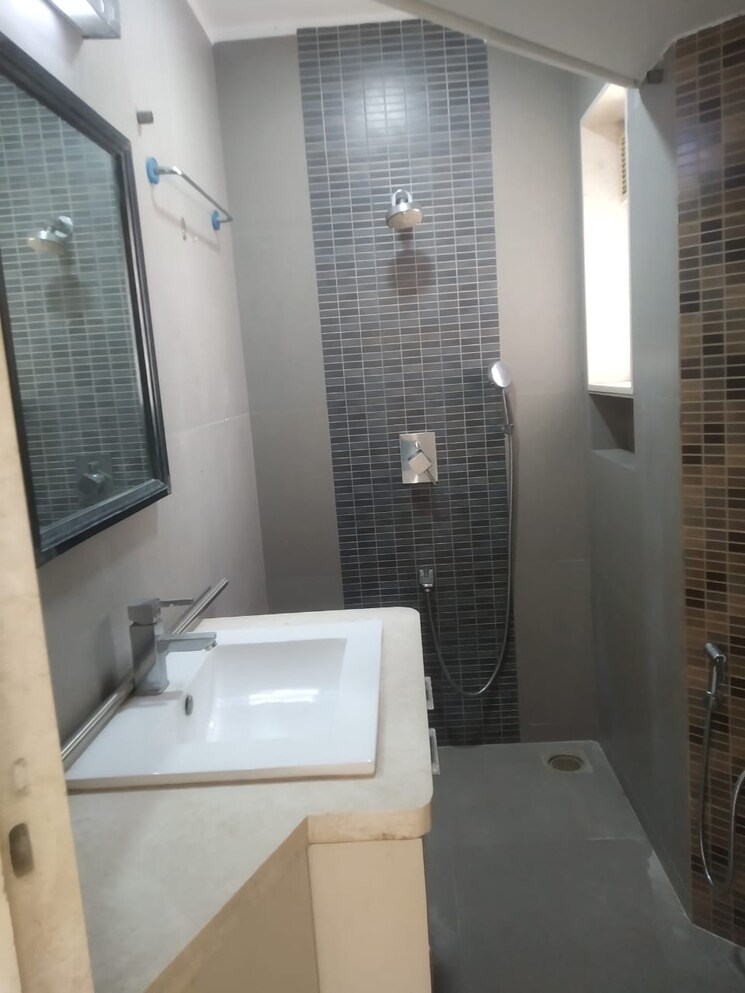 Bathroom, hiranandani-gardens 4 Bedroom 2625 Sq.Ft. Apartment In Powai Mumbai 9521754