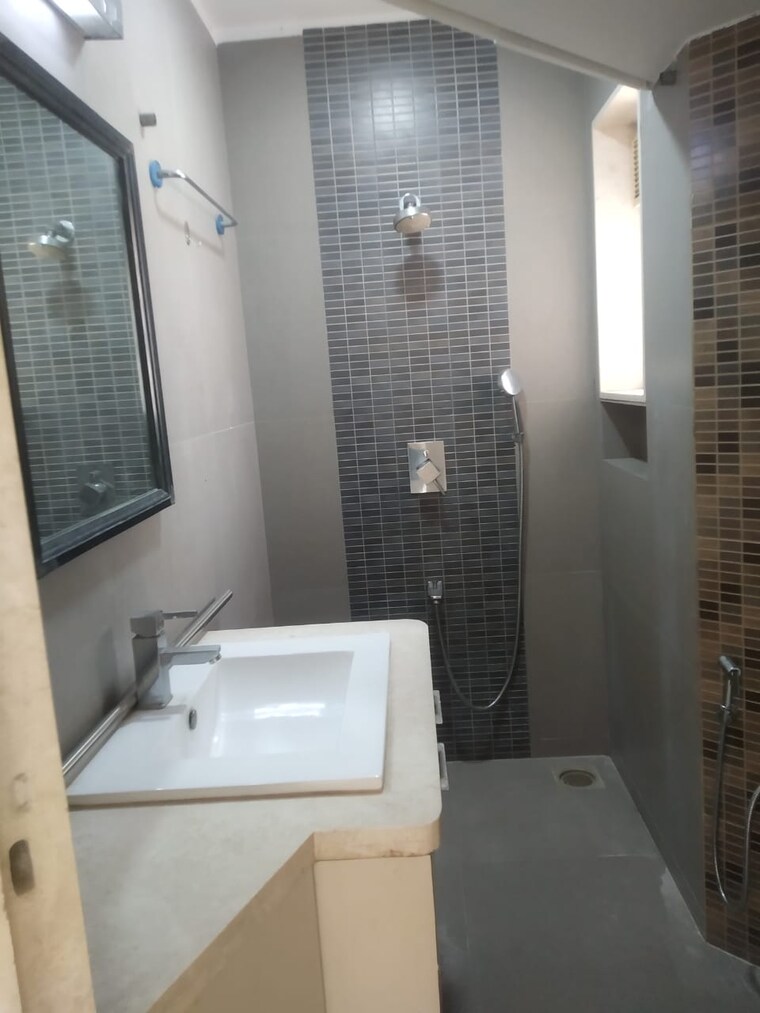 Bathroom, hiranandani-gardens 4 Bedroom 2625 Sq.Ft. Apartment In Powai Mumbai 9521754
