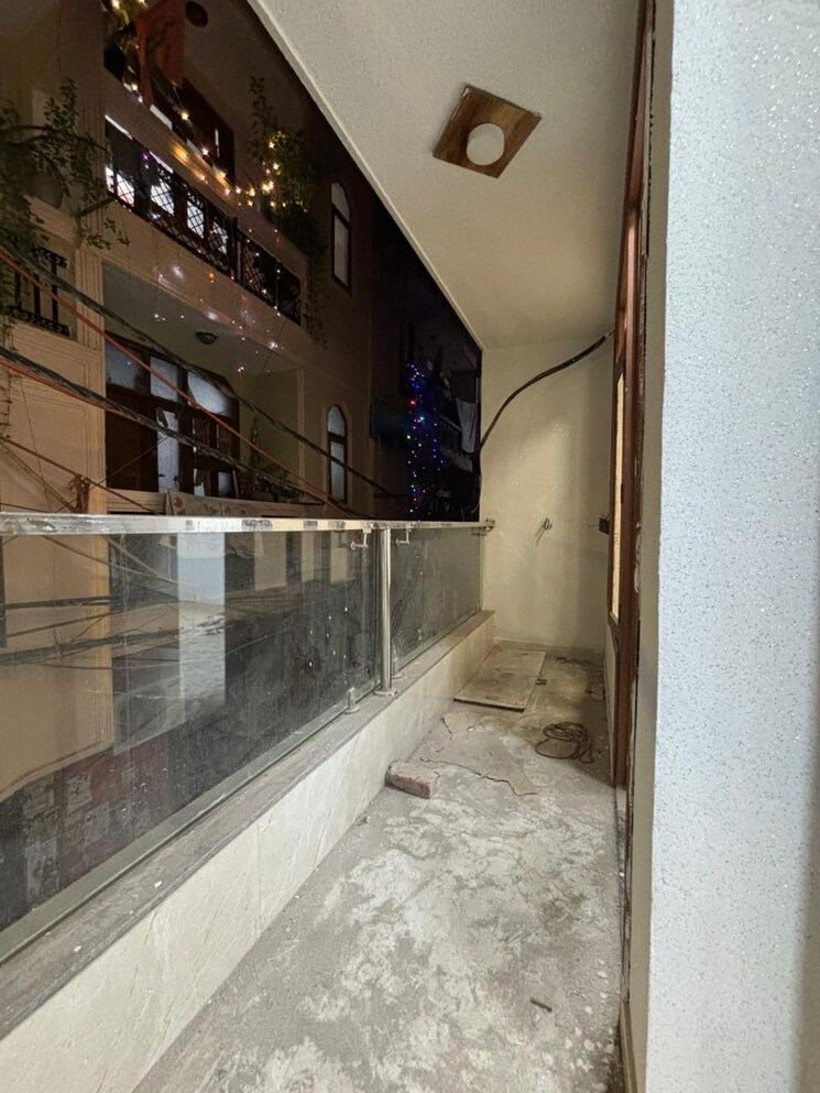 Balcony, govindpuri 3 Bedroom 100 Sq.Ft. Builder Floor In Govindpuri Delhi 9521843
