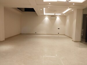 Room in 4 BHK Apartment at South Delhi – for Rent