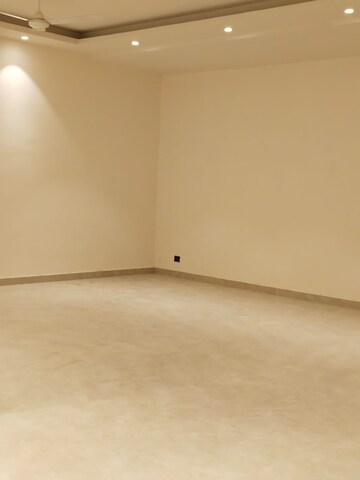 Room in 4 BHK Apartment at South Delhi – for Rent