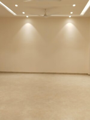 Room in 4 BHK Apartment at South Delhi – for Rent