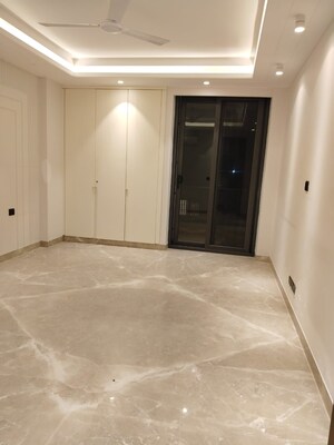 Room in 4 BHK Apartment at South Delhi – for Rent